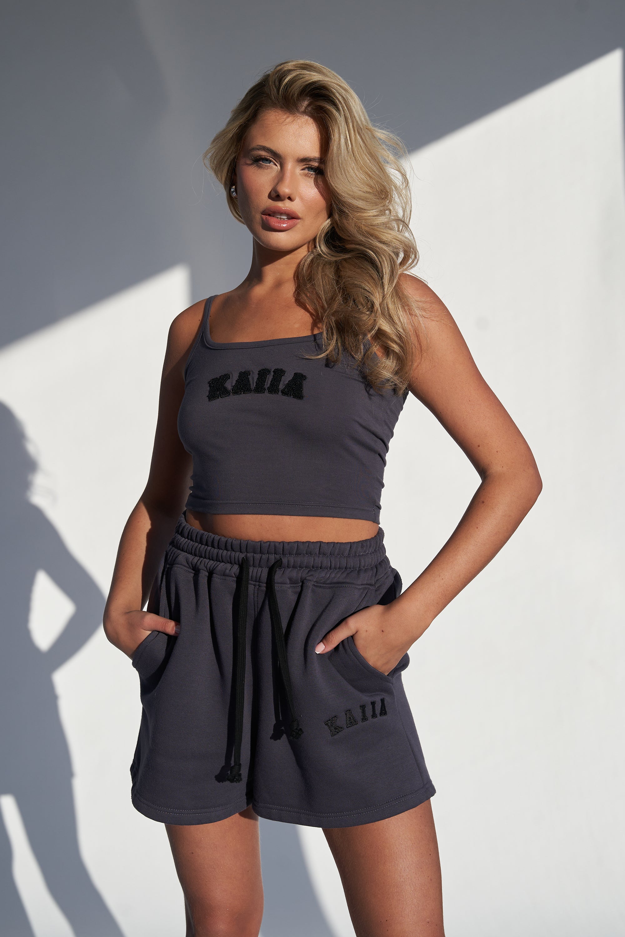 KAIIA LOGO RELAXED SWEAT SHORT DARK GREY