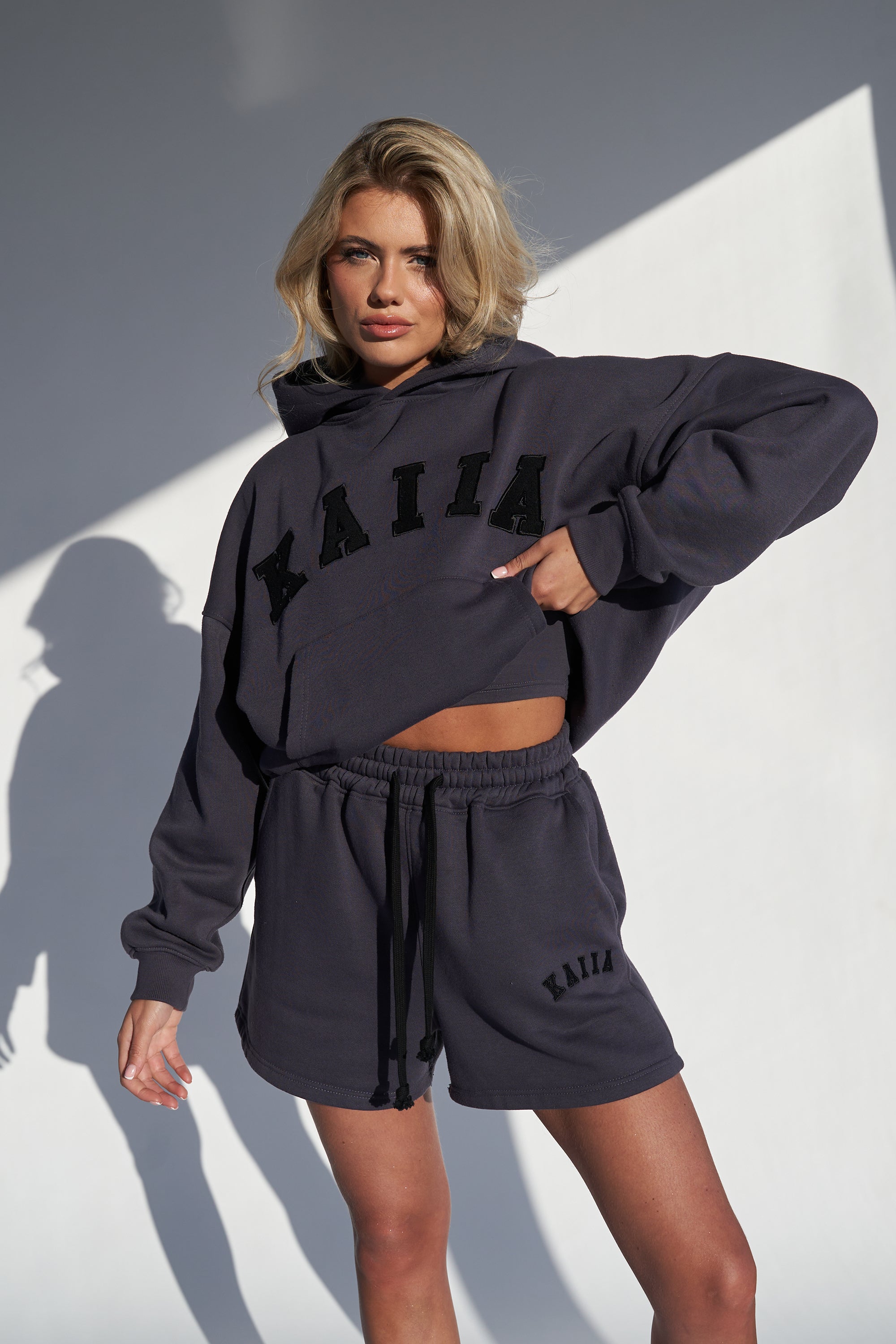 KAIIA LOGO RELAXED SWEAT SHORT DARK GREY