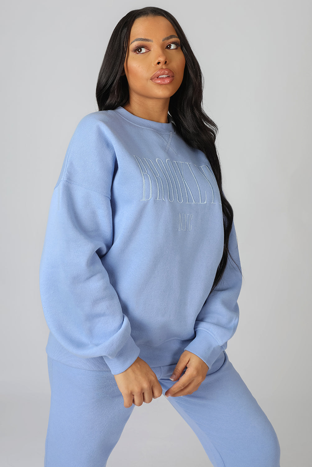 BROOKLYN EMBROIDERED SWEATSHIRT BLUEBELL