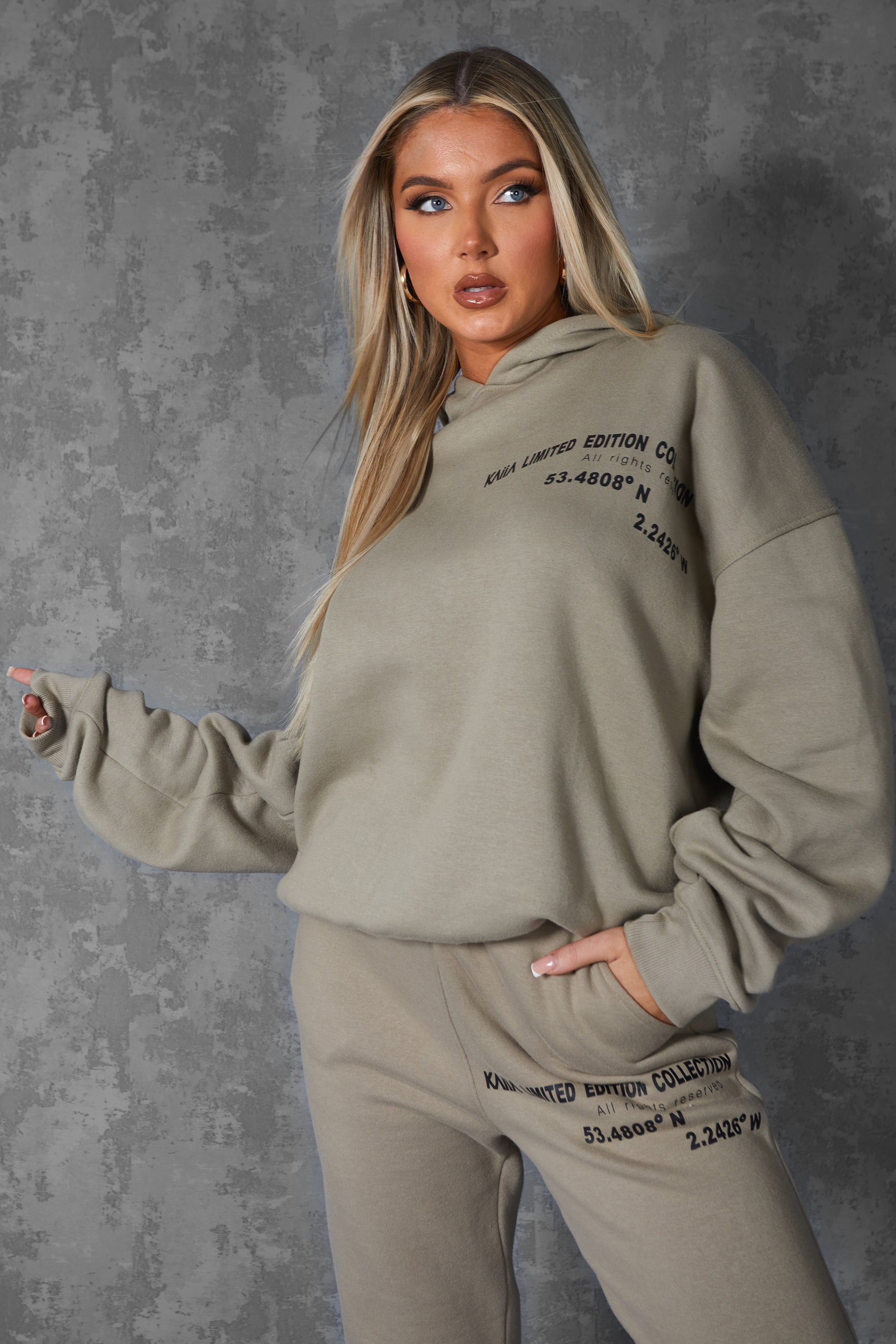 CURVE OFF-SET TEXT HOODIE KHAKI