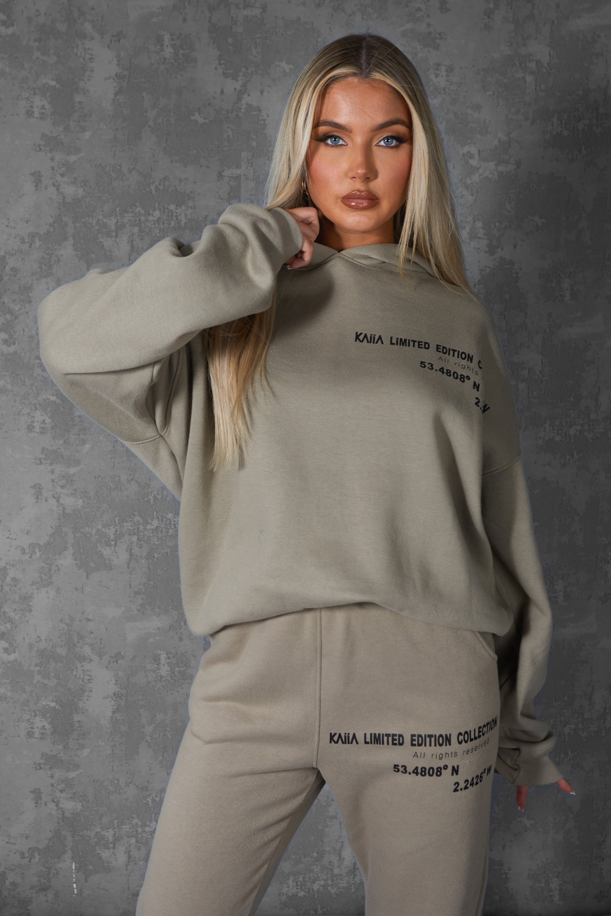 CURVE OFF-SET TEXT HOODIE KHAKI